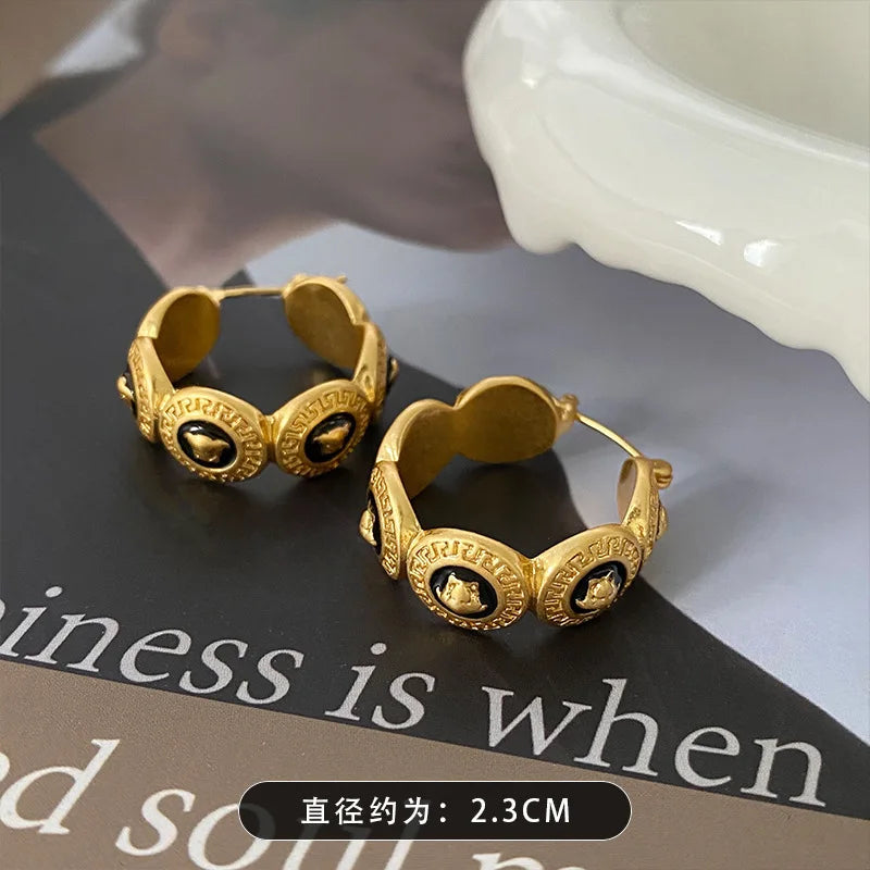 Classical Metal Retro Portrait Earrings Luxurious Fashion French Portrait Striped Circle Earstud Italian Handmade Palace Jewelry