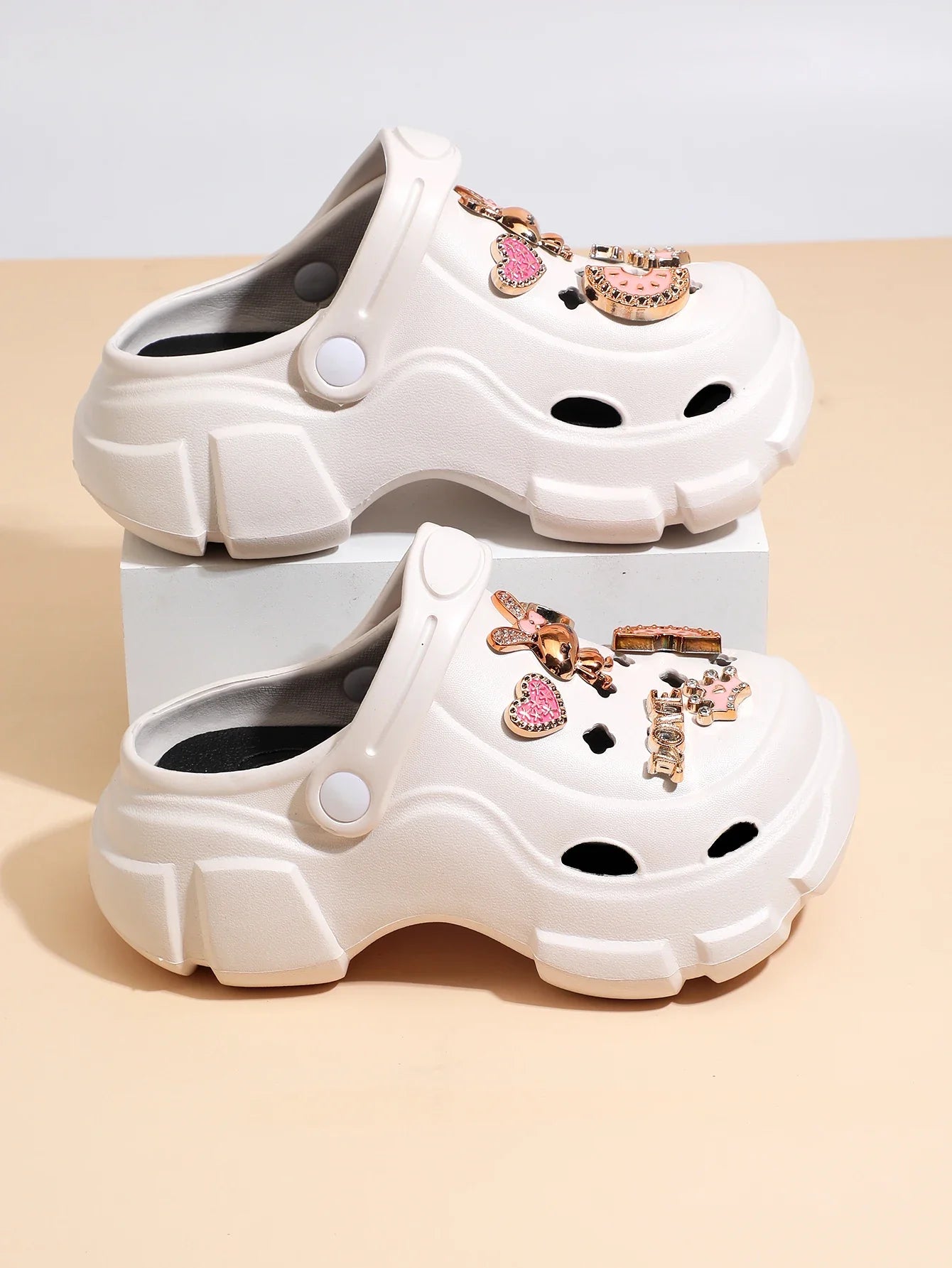 Children's hole shoes in summer, boys and girls, golden rabbits, non-slip Baotou slippers, large and medium-sized children's bea