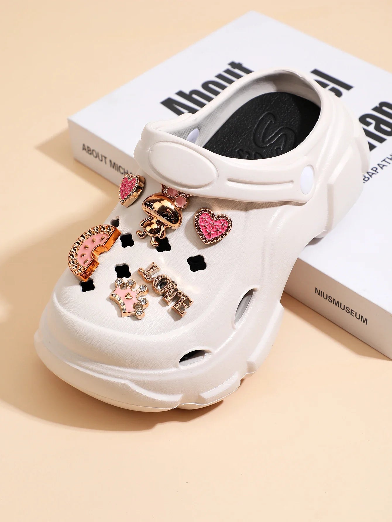 Children's hole shoes in summer, boys and girls, golden rabbits, non-slip Baotou slippers, large and medium-sized children's bea