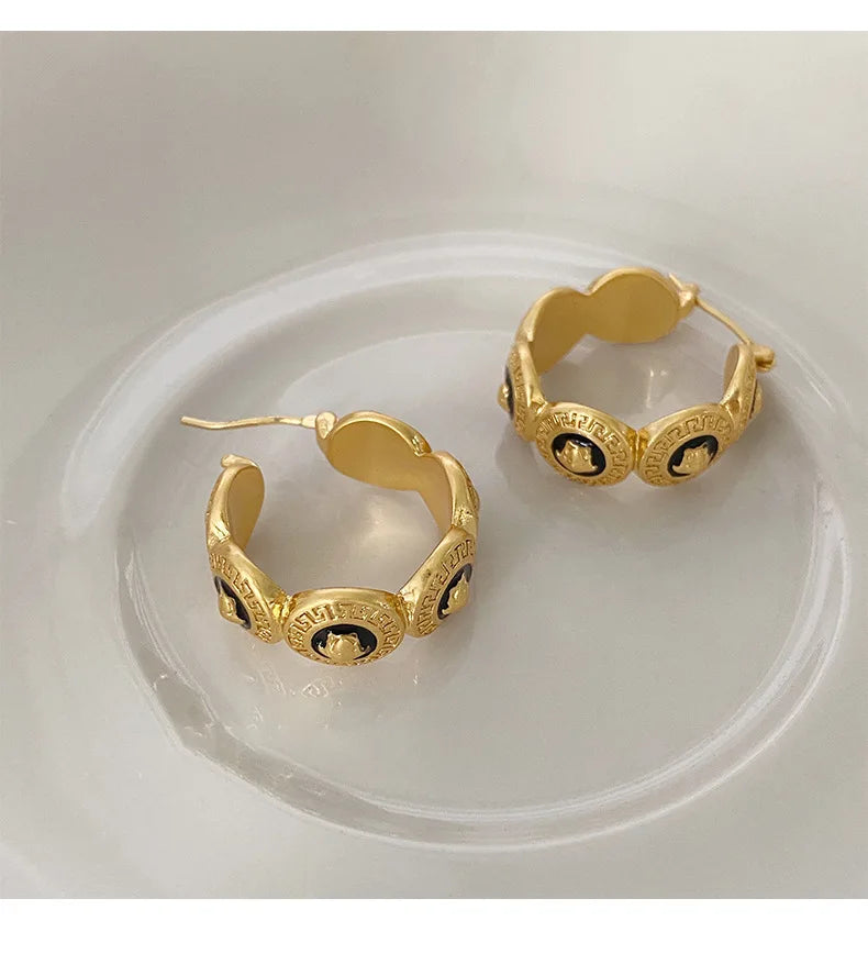 Classical Metal Retro Portrait Earrings Luxurious Fashion French Portrait Striped Circle Earstud Italian Handmade Palace Jewelry